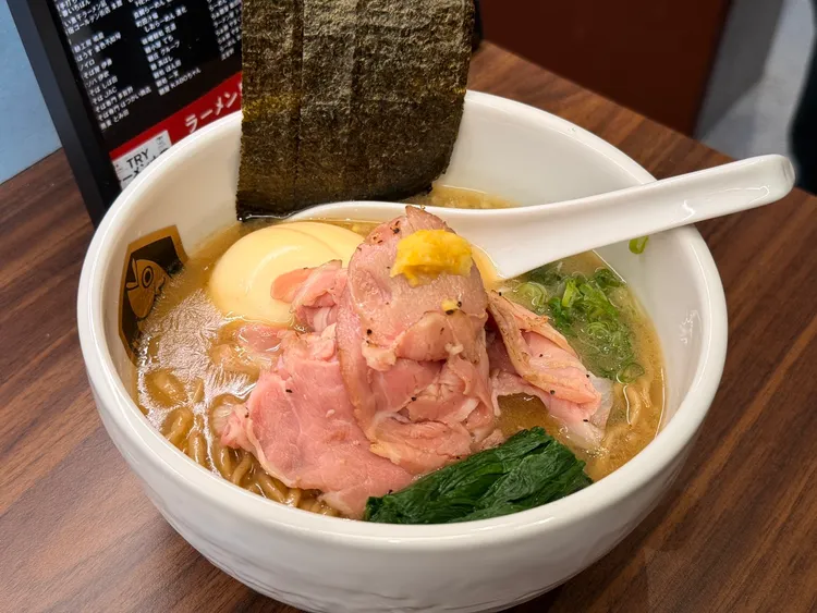 麵魚真鯛濃湯拉麵選用魚中腹骨蒸煮後炙燒，搭配低溫煙燻台灣豬叉燒與清脆小松菜。陳揚盛攝 