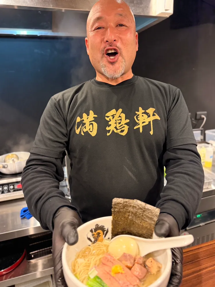 滿雞軒鹽味鴨湯中華拉麵配料包含燻製鴨胸叉燒、骰子鴨腿，搭配蔥段與柚子提鮮，呈現細膩而層次豐富的鴨湯拉麵。陳揚盛攝 