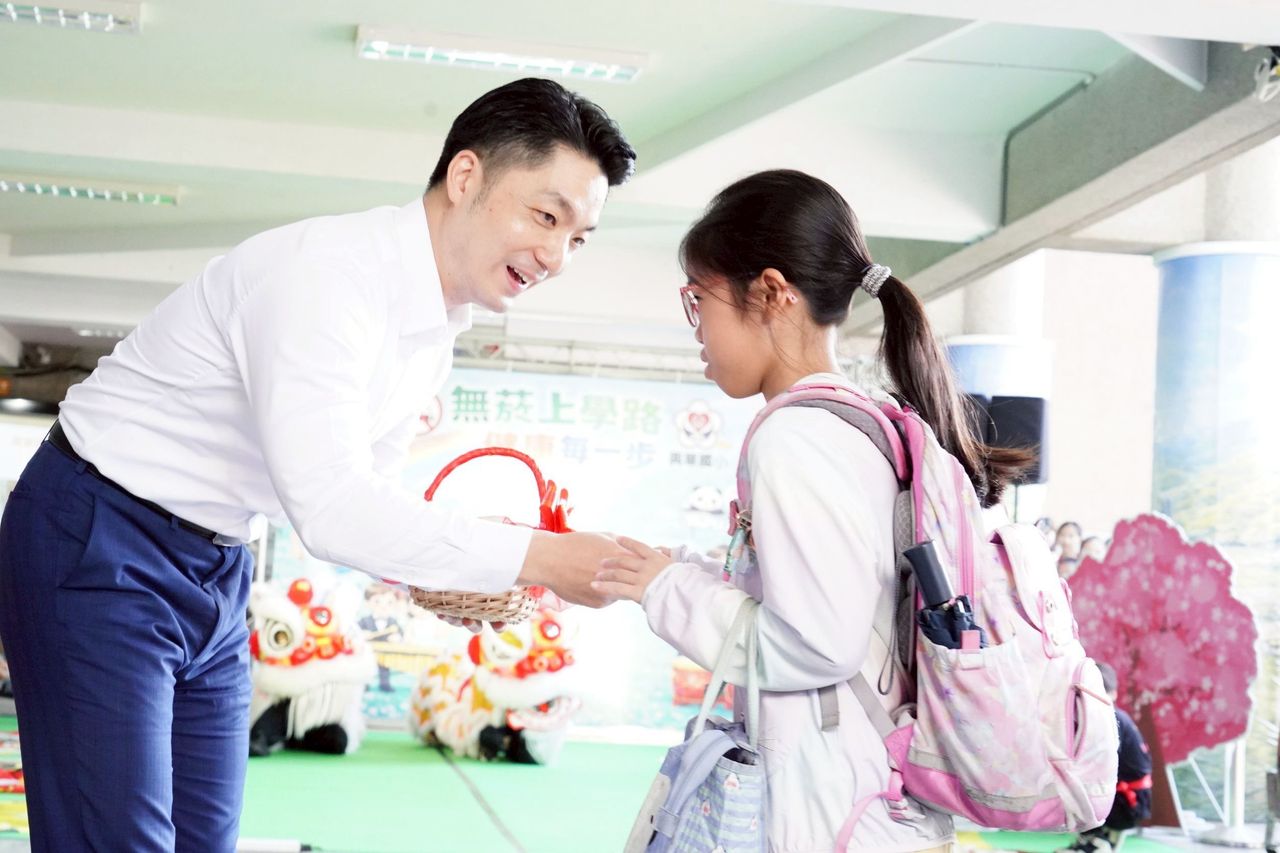 蔣萬安「育兒減工時」遭轟詐騙秀 他揭「福利大樂透」:看得到吃不到