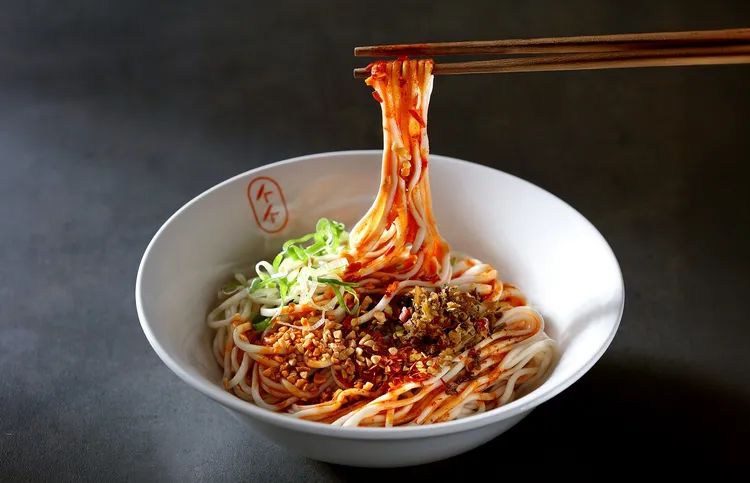 招牌本家燃麵售價80元。業者提供