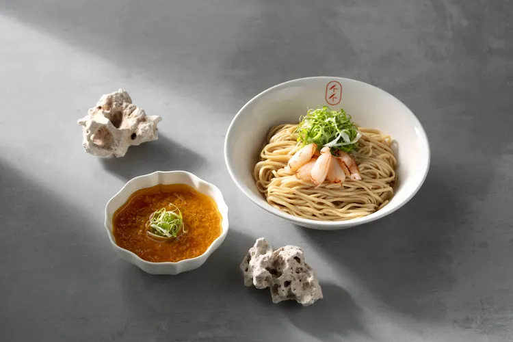 蟹黃流金拌麵售價180元。業者提供