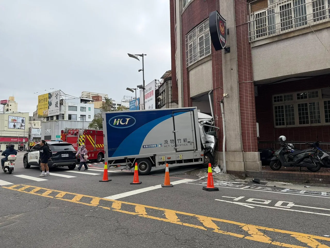 貨車頭部卡進派出所門柱，車體嚴重擠壓變形毀損。翻攝新竹大小事臉書