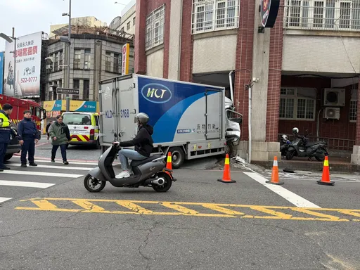 新竹東門派出所遭貨車衝撞　車頭全毀駕駛受傷送醫