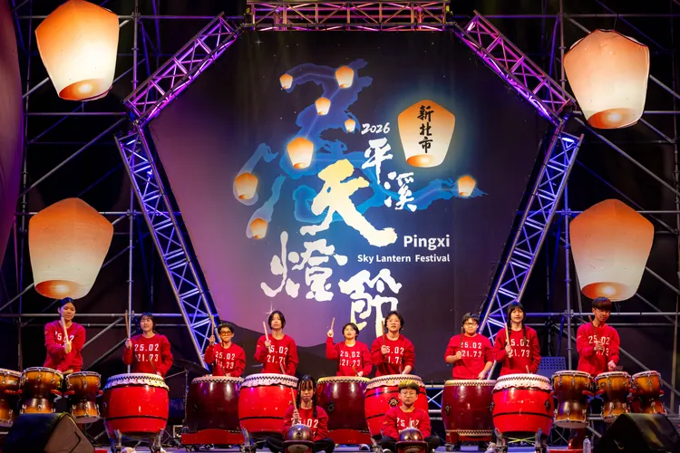 全球矚目的國際文化節慶「2026新北市平溪天燈節」於今(27)日晚間由平溪國中十鼓隊揭開序幕。觀光局提供