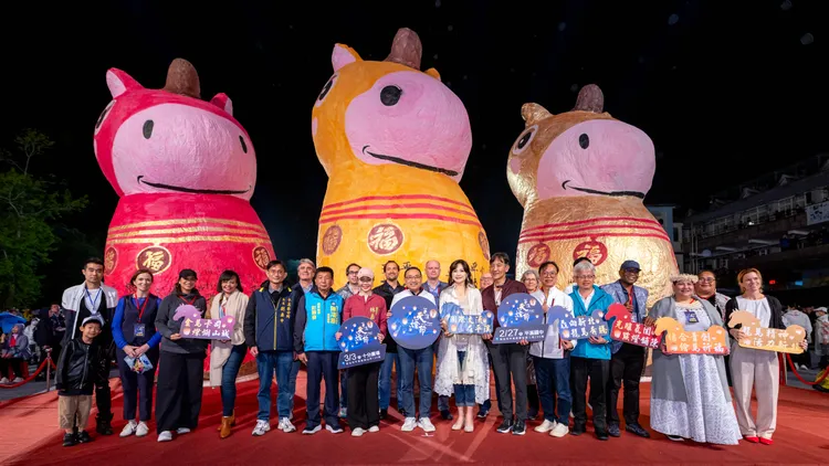 新北市市長侯友宜與林裔綺議員、觀光旅遊局局長楊宗珉以及軍中情人方季惟、歌手于冠華及國內外嘉賓，共同施放福馬主燈。觀光局提供