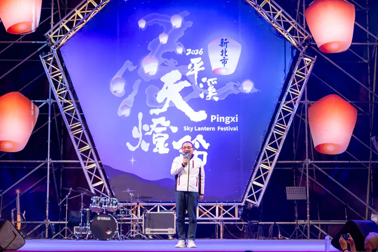 新北市市長侯友宜為新北市平溪天燈節致詞，祝大家馬祥厚運，新年快樂。觀光局提供