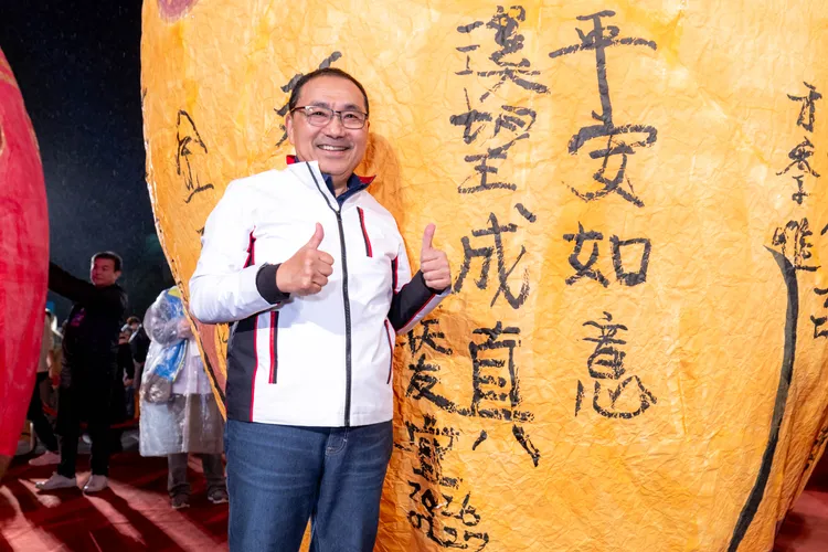 新北市市長侯友宜在馬年專屬的20呎福馬主燈上以平溪主題落款題字 平安如意 溪望成真。觀光局提供