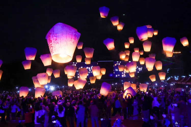 平溪天燈齊放，照耀夜空。翻攝畫面