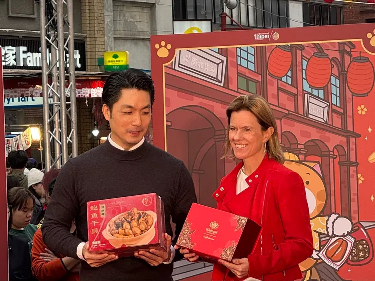 蔣萬安（左）和Jones（右）互贈象徵台英特色的伴手禮，「佛跳牆」與「英國茶禮盒」。張綵茜攝