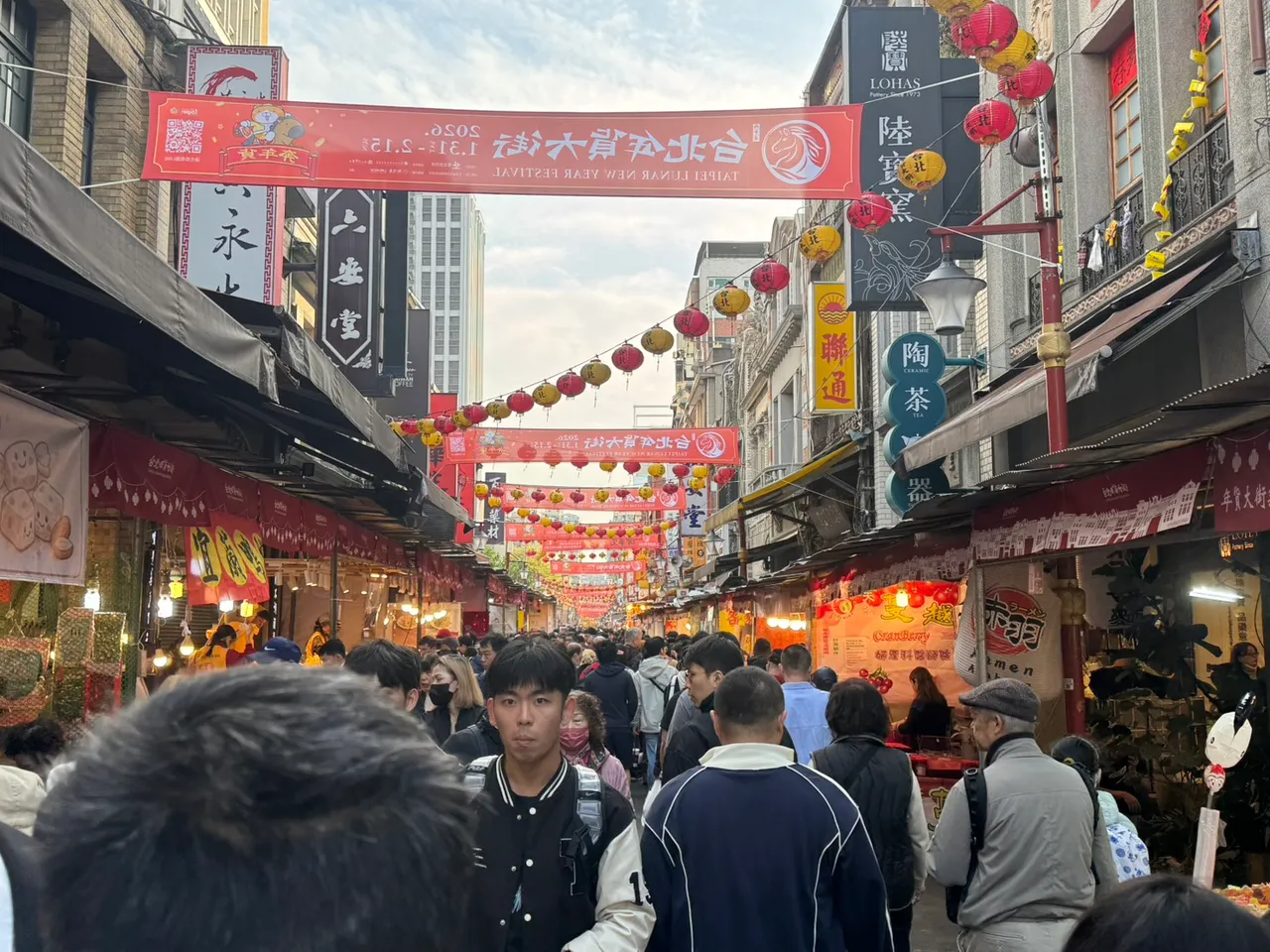 台北市年貨大街平日下午已湧入大量人潮。張綵茜攝