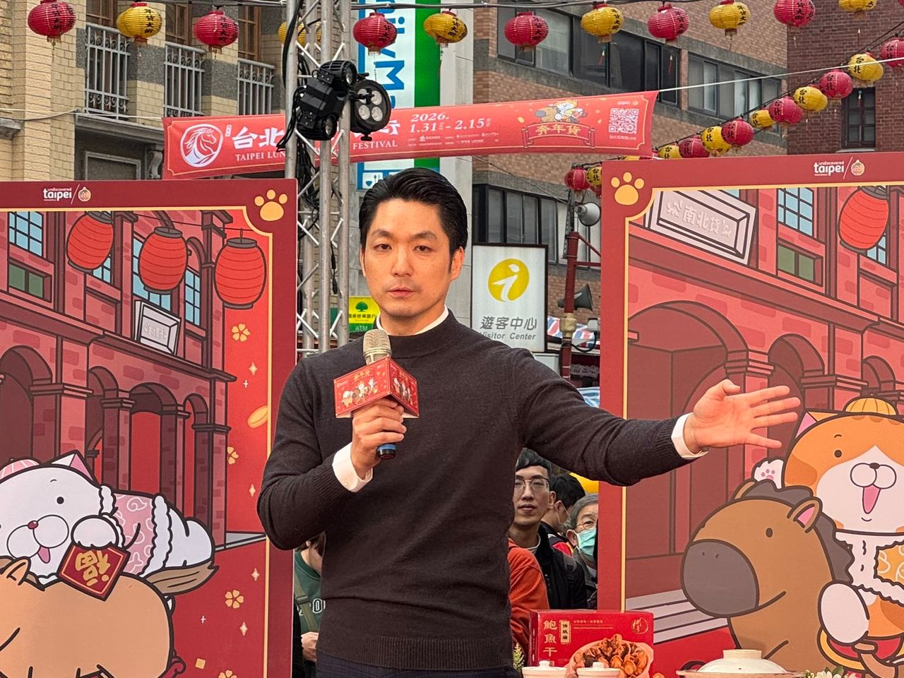 蔣萬安年貨大街拜年!喊話再拚營業額破20億 現場嗨領發財金