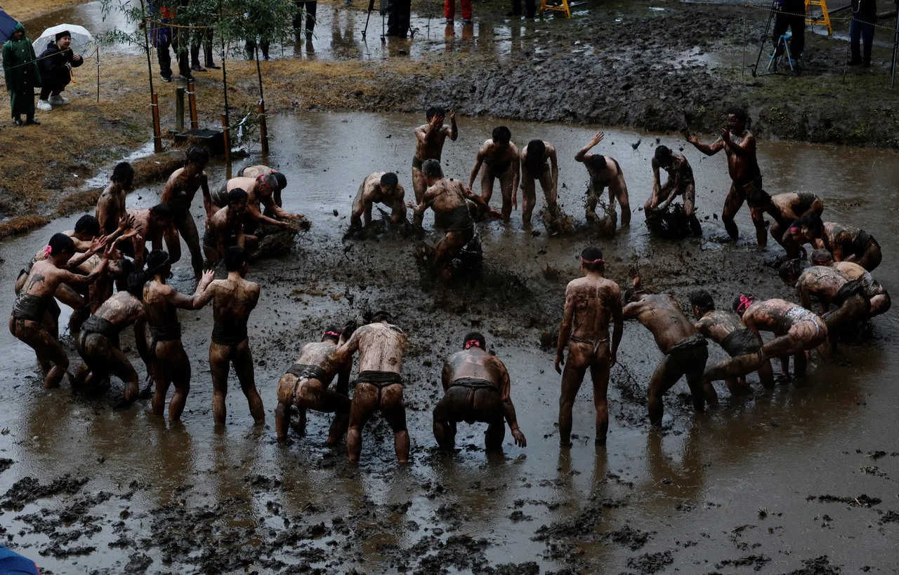 裸祭的目的是祈求五榖豐收。路透社