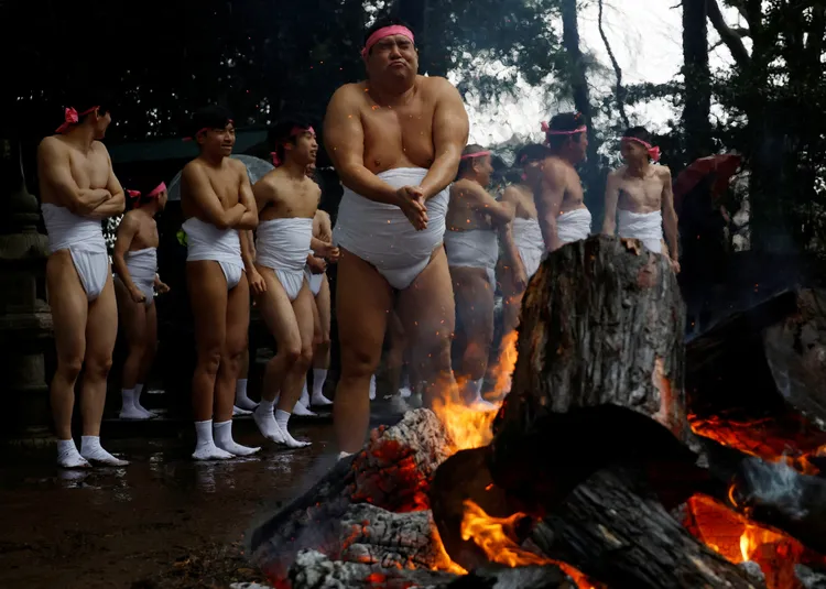 天氣寒冷，民眾冒著低溫裸身。路透社