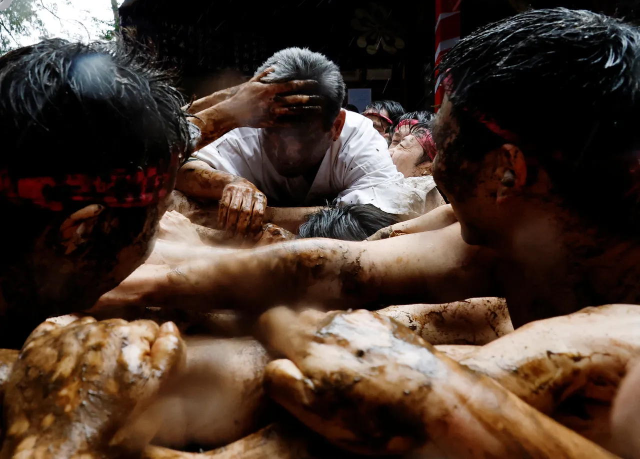 泥巴塗臉可幫幼童消災解厄。路透社