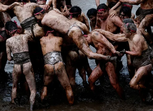 數百裸男騎馬打仗　互潑髒水越髒越開心