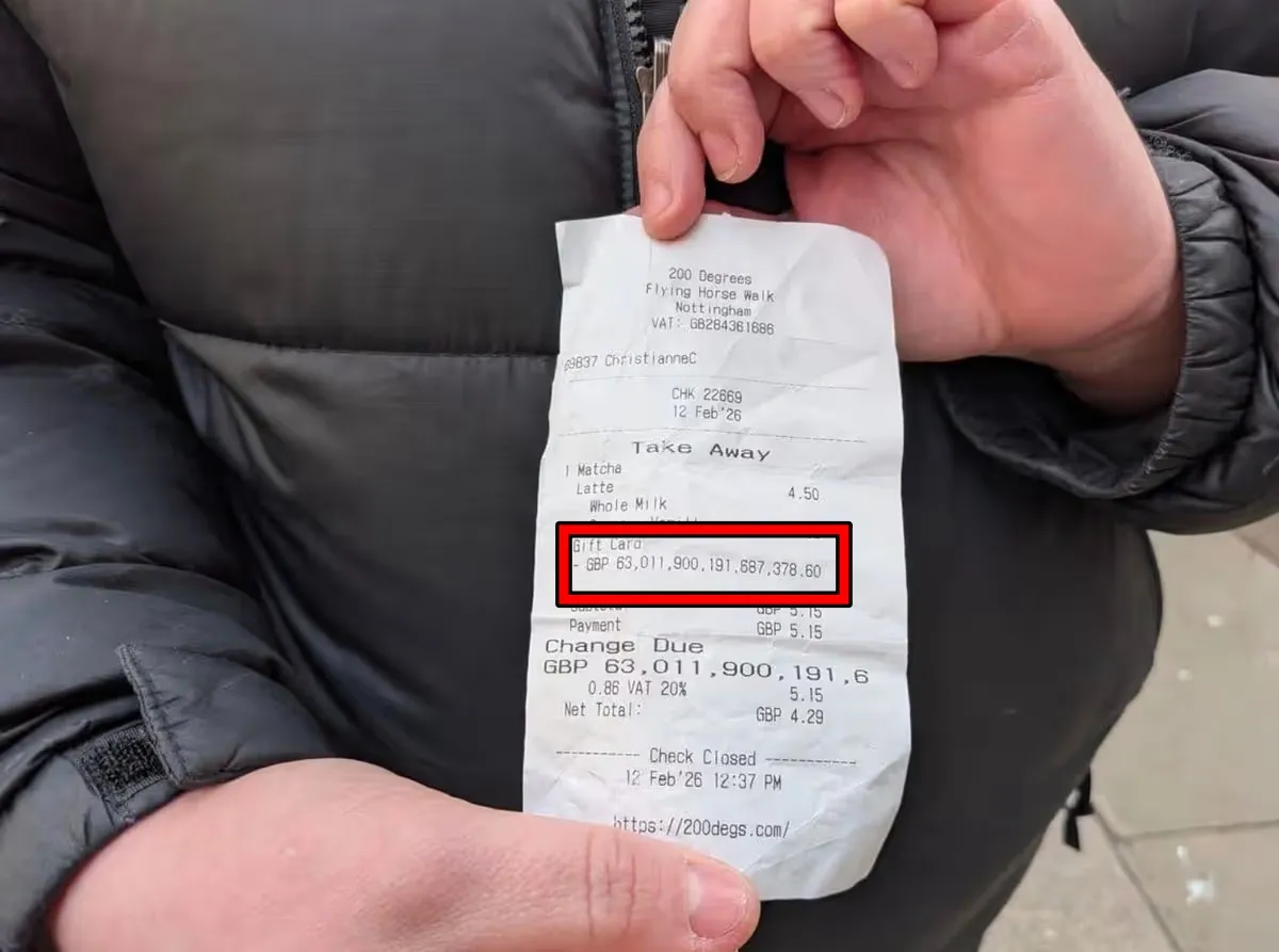 她秀出顯示禮物卡面額的收據。翻攝Daily Mirror