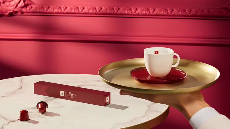 福里安花神咖啡館聯名限量款以喜慶紅色包裝呼應新春氛圍，濃郁木質與巧克力風味層層展開，細細品茗之間，感受威尼斯百年咖啡館的經典優雅。業者提供