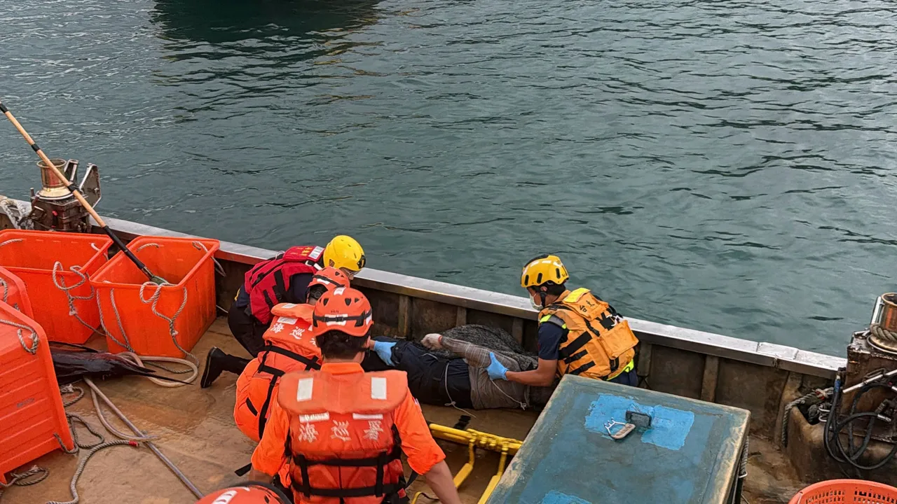 岸巡人員協助將溺水老翁救起。消防局提供