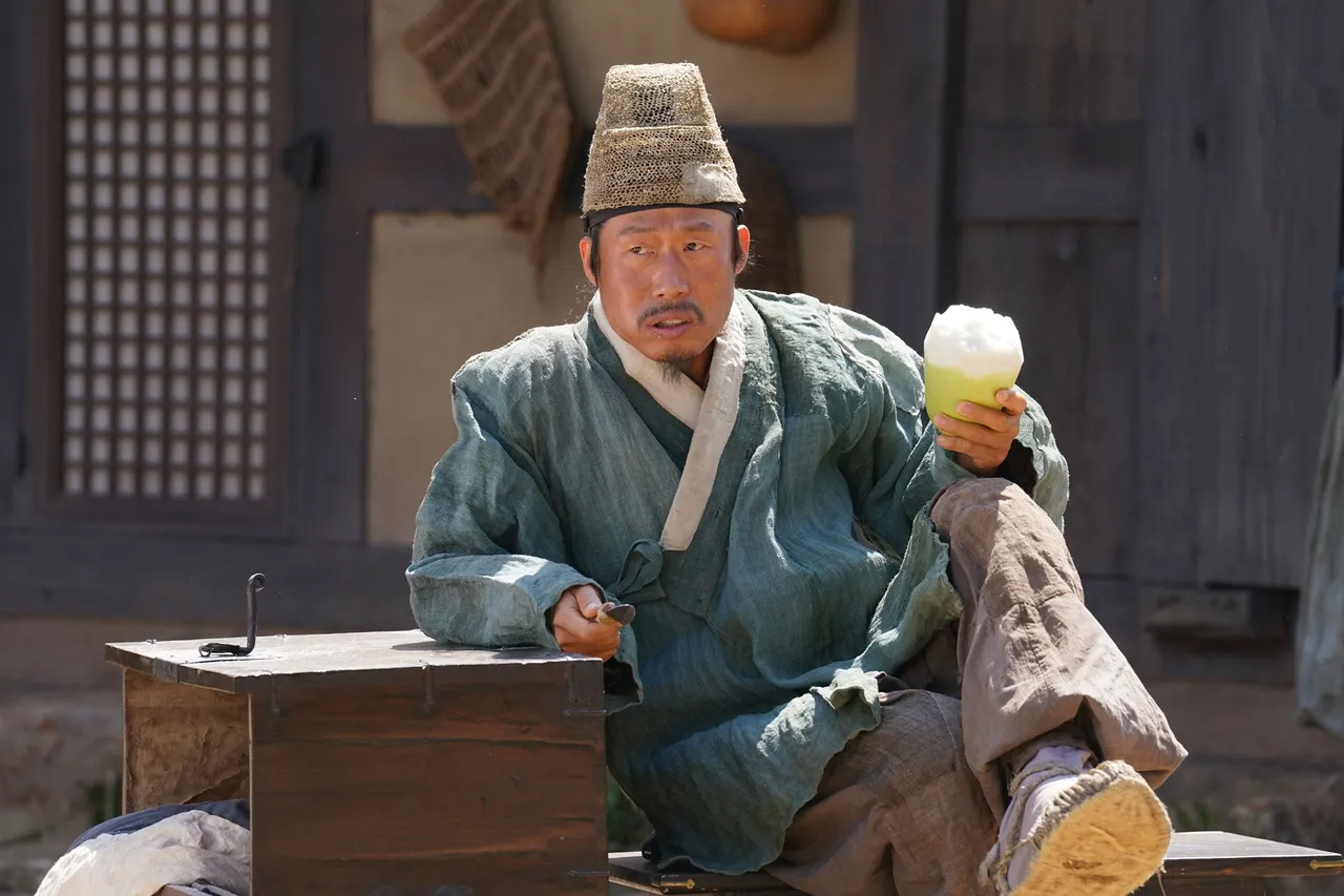 柳海真飾演流放地的村長。車庫娛樂提供