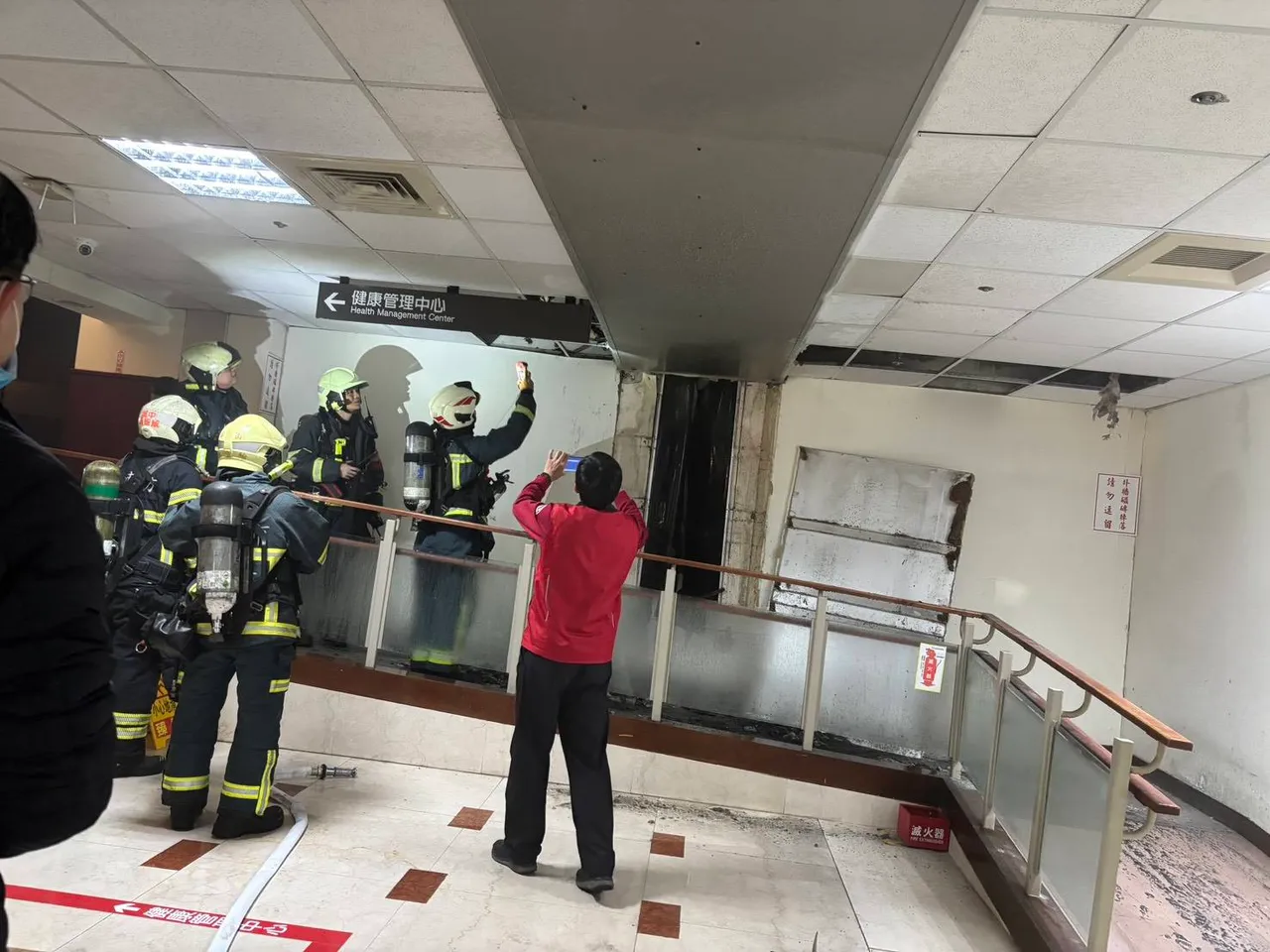 疑似6樓空調不明原因起火。翻攝畫面