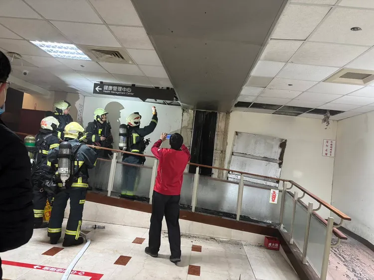 疑似6樓空調不明原因起火。翻攝畫面