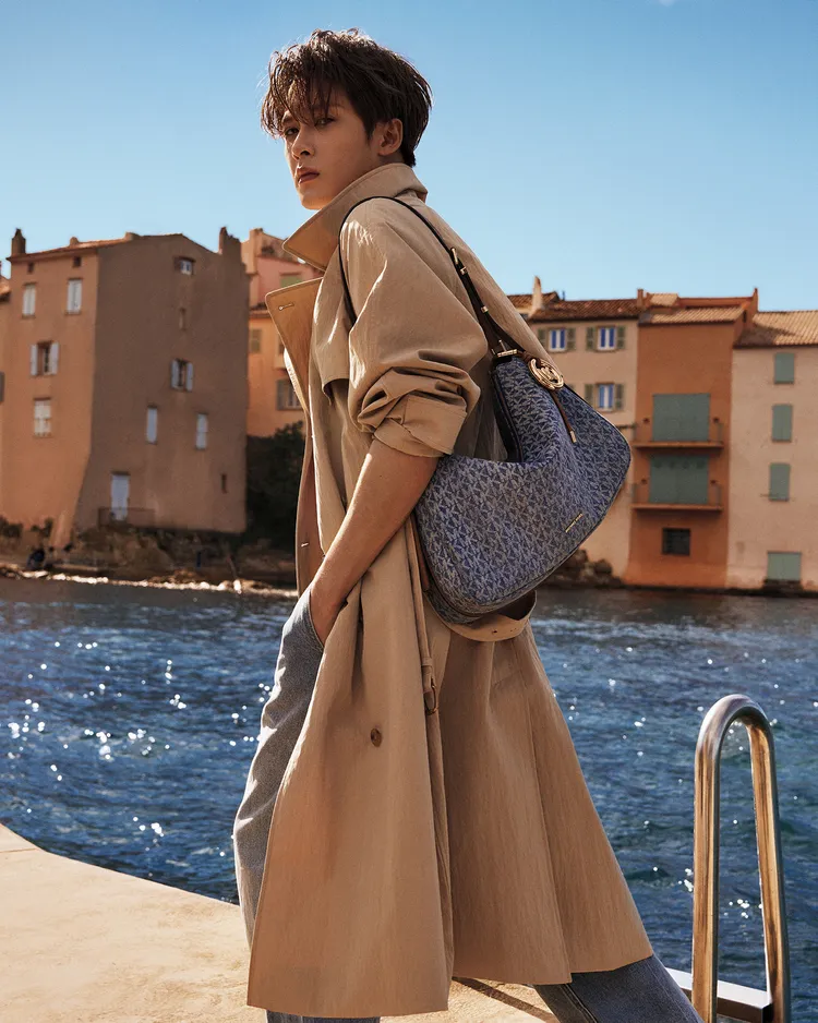 檀健次以雙排釦風衣搭配丹寧面料的Nolita Bag。品牌提供