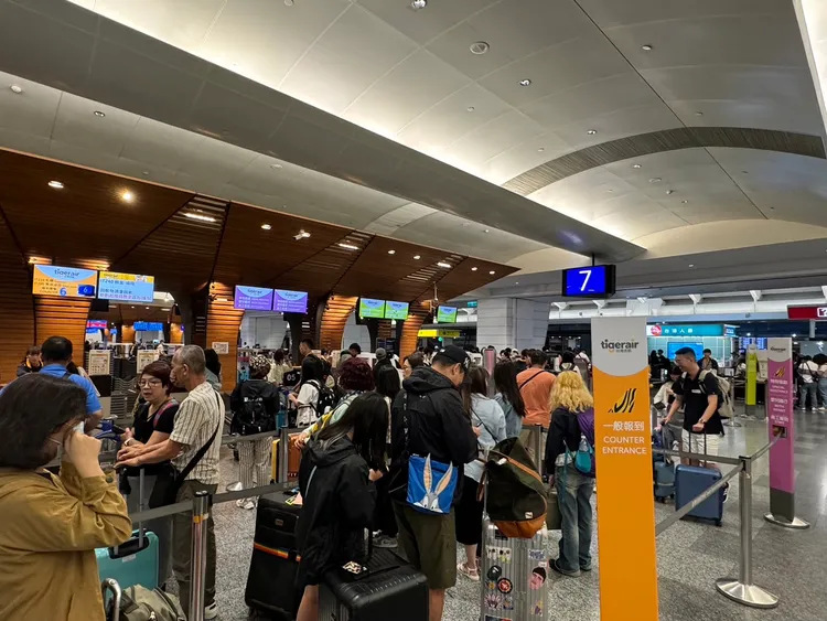 為加速整體通關效率，鼓勵旅客於出發前預先至官網完成自助報到，並多加利用自助行李託運系統。虎航提供