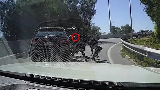 影片｜匝道突停車「1秒內掏槍打劫」　悍駕駛零遲疑兇狠逃脫