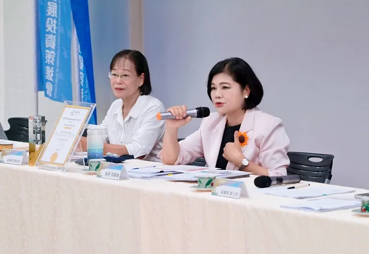 劉芩妤欣賞雲林縣長張麗善（右）的施政作為。雲林縣府提供