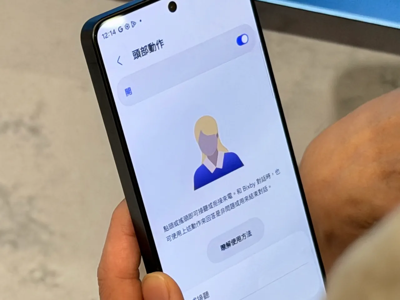 Galaxy Buds4系列支援「頭部動作」操作功能，用戶可透過點頭接聽來電、搖頭拒接，並能喚醒Bixby進行語音控制，提升免手持使用體驗。趙筱文攝