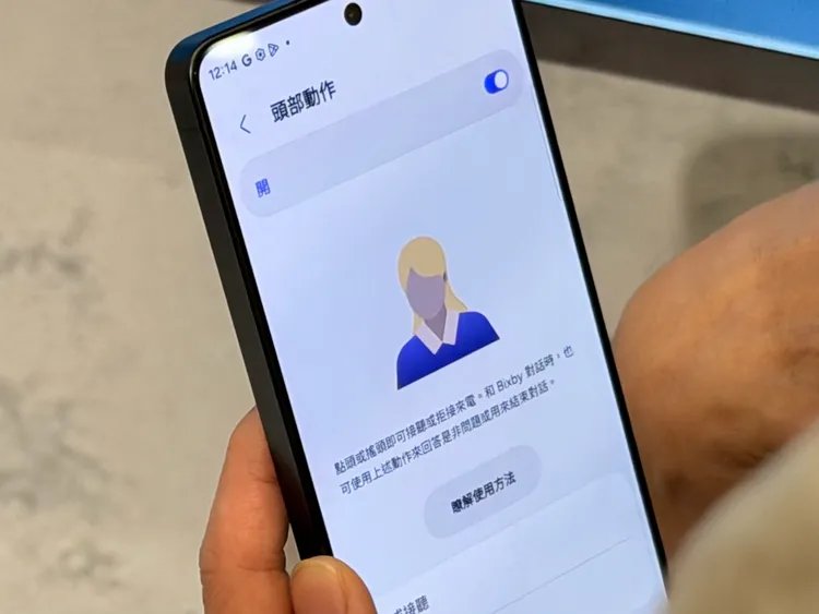 Galaxy Buds4系列支援「頭部動作」操作功能，用戶可透過點頭接聽來電、搖頭拒接，並能喚醒Bixby進行語音控制，提升免手持使用體驗。趙筱文攝