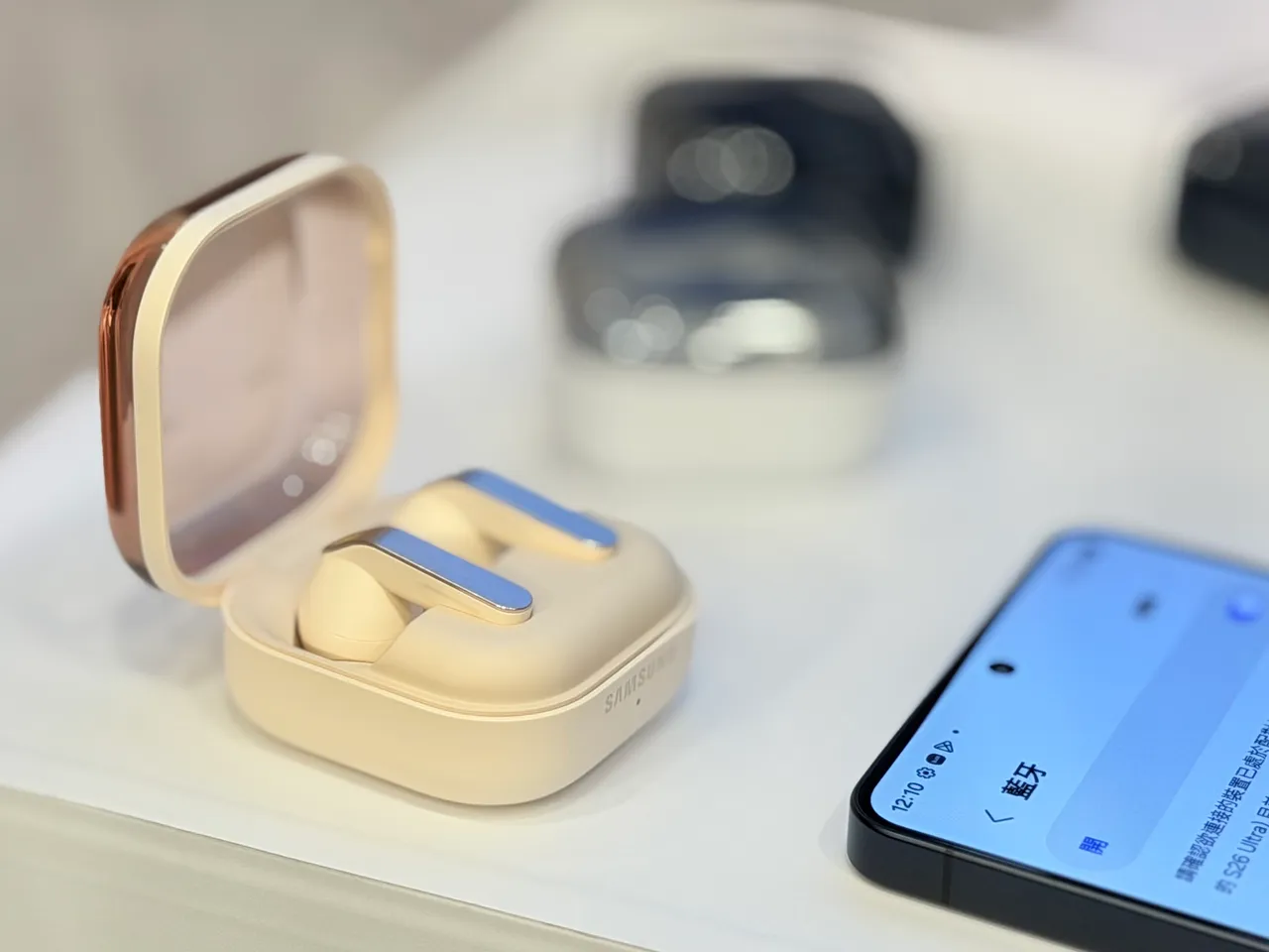 Galaxy Buds4 Pro採用平面金屬柄設計與透明上蓋充電盒，支援Enhanced Adaptive ANC與24-bit/96kHz高解析音質，主打音效升級與日常攜帶便利性。趙筱文攝