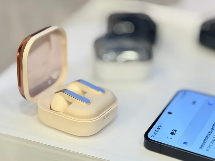 Galaxy Buds4 Pro採用平面金屬柄設計與透明上蓋充電盒，支援Enhanced Adaptive ANC與24-bit/96kHz高解析音質，主打音效升級與日常攜帶便利性。趙筱文攝