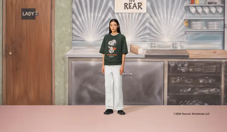 此次更邀來經典漫畫PEANUTS打造出三方聯名休閒T恤。品牌提供