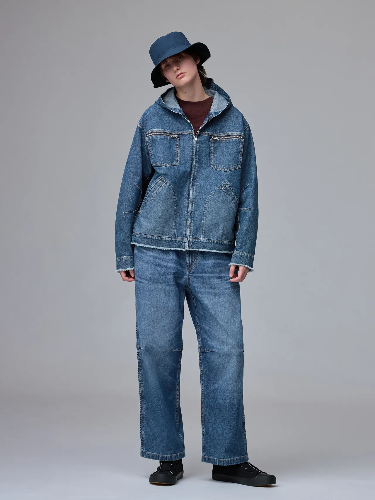 GU x UNDERCOVER牛仔拉鍊外套1490元、牛仔輕便褲990元。品牌提供