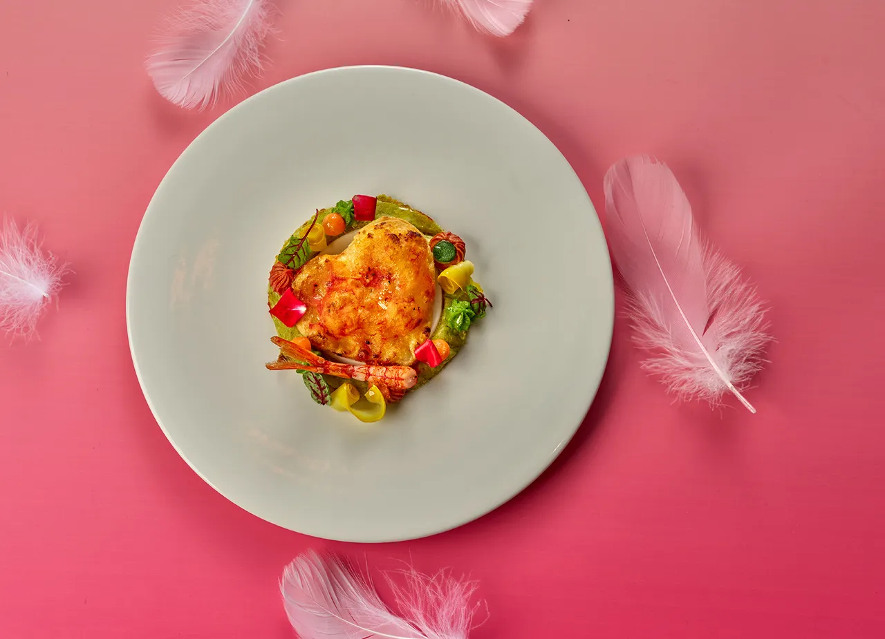 源自南義的經典小吃海鮮義式炸餡餅，製成精緻愛心形狀，酥脆餅皮包裹著豐盛海味，以視覺與味覺的雙重饗宴，為情人佳節增添趣味亮點。台北美福大飯店提供