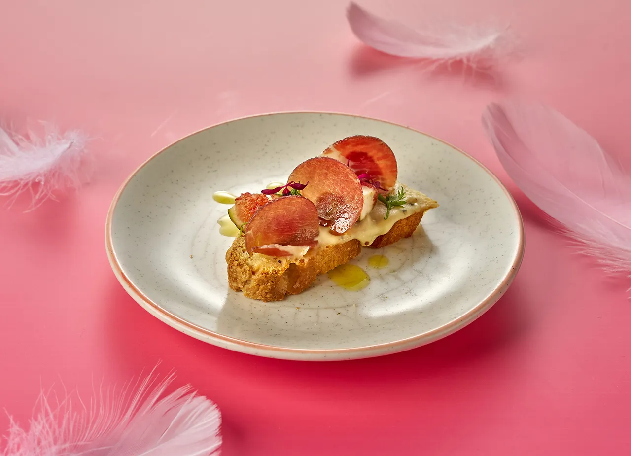 前菜以佛卡夏麵包搭配西班牙豬頸肉火腿與新鮮無花果，帶來鹹甜並陳的風味，搭配特製佩克里諾羊奶起司醬，盛裝鹹、甜、醇三種風味層次，盡享驚喜滋味。台北美福大飯店提供