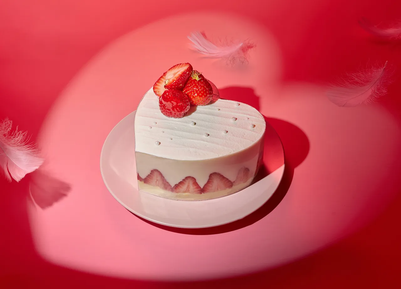 Moment café & bakery推出情人節限定蛋糕「莓好心動」，嚴選臺灣草莓與北海道頂級鮮奶油，搭配香草籽卡士達內餡與輕盈的戚風蛋糕，愛心外型傳遞濃濃愛意。台北美福大飯店提供