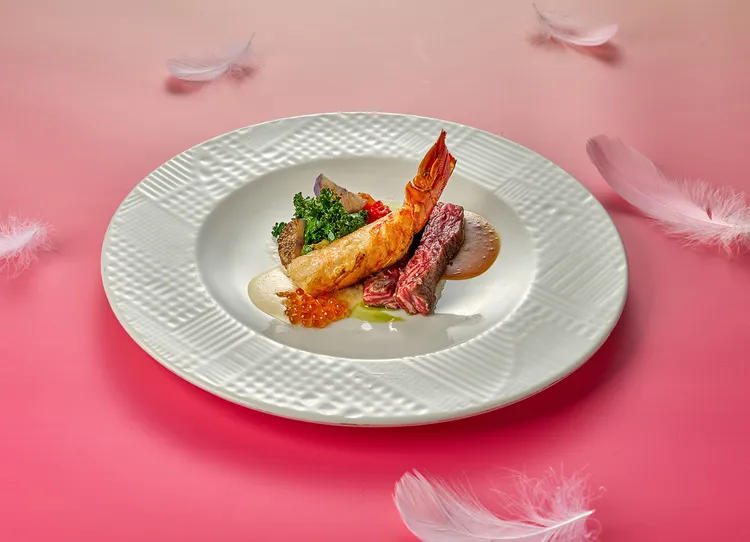 主菜選用澳洲M9等級和牛肋眼，以醇厚牛骨肉汁呈現原始肉香，搭配香煎彈牙龍蝦，滋味甘美，佐以時蔬與鮭魚卵，以奢華「海陸雙重奏」寫下華麗註解。台北美福大飯店提供
