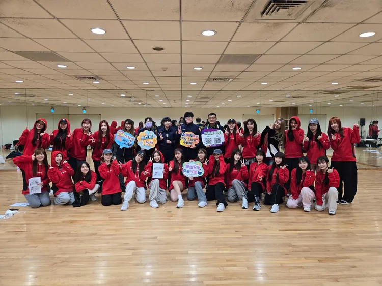 新北警婦幼隊與味全龍啦啦隊合影。警方提供