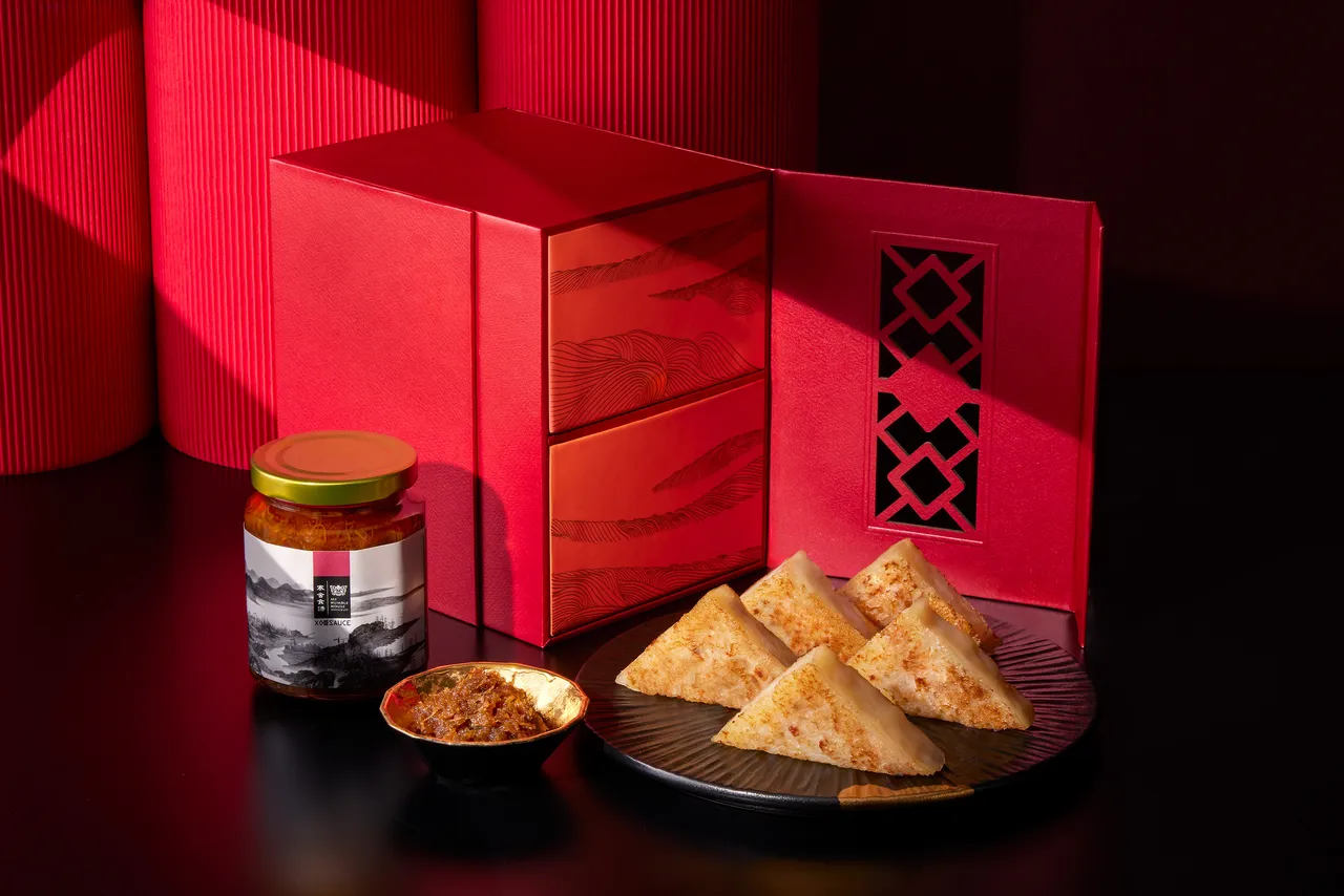 「華貴禮盒」1380元，精選寒舍食譜招牌臘味蘿蔔糕，嚴選臘腸、臘肉與清甜蘿蔔絲小火蒸製，香氣迷人、質地綿潤，再搭配主廚手工XO 醬，以干貝、金華火腿與蝦米製成，鹹香濃郁、層次豐富。台北寒舍艾美酒店提供