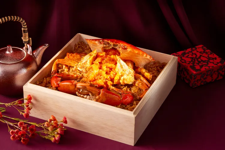 台北寒舍艾美酒店「寒舍食譜」餐廳年菜外賣，「蠔汁糯米炒膏蟹」3280元，嚴選蟹膏飽滿、肉質緊實的鮮紅蟳，依循粵菜傳統手法，將糯米以蠔汁及蟹膏湯慢炒至粒粒分明、油潤入味，再與蟹肉一同拌炒，使鮮香蠔味滲入其中。台北寒舍艾美酒店提供