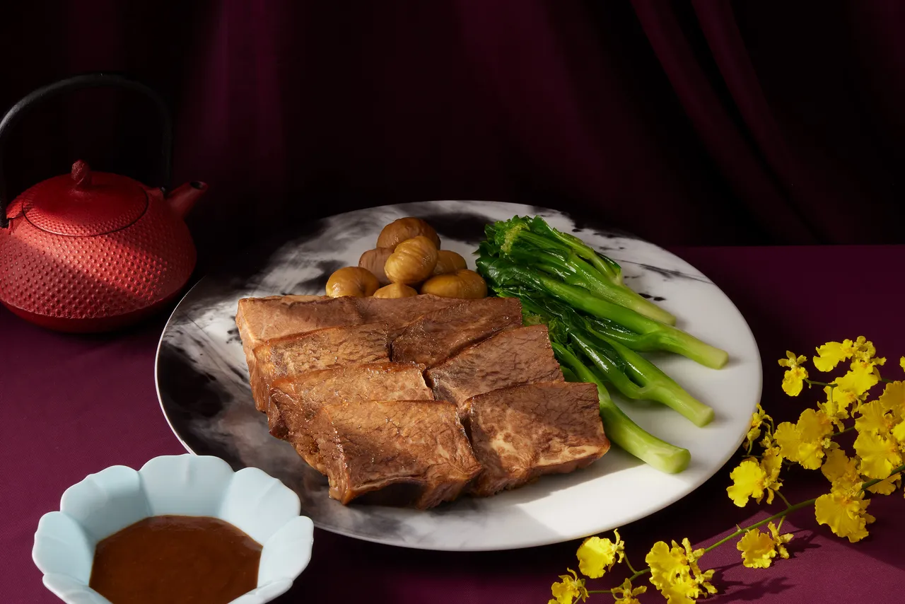 「翡翠稻草西施牛」2680元，主廚精選帶骨牛小排，以香料細緻醃漬後再以稻草綑綁慢火悶煮，淡雅草香緩緩滲入，令肉質柔嫩、脂香馥郁。台北寒舍艾美酒店提供