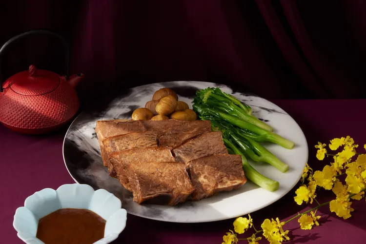 「翡翠稻草西施牛」2680元，主廚精選帶骨牛小排，以香料細緻醃漬後再以稻草綑綁慢火悶煮，淡雅草香緩緩滲入，令肉質柔嫩、脂香馥郁。台北寒舍艾美酒店提供