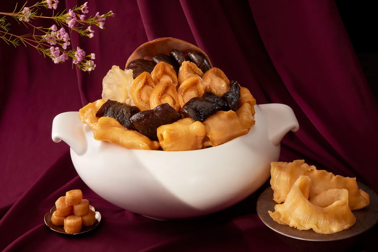 「馬躍迎春佛跳牆」6666元，以豬肚包裹鮑魚、花膠、海參、干貝等珍饈食材，細火燉煮，使鮮味盡融於濃郁高湯之中，湯底鮮醇濃厚、層次分明。台北寒舍艾美酒店提供