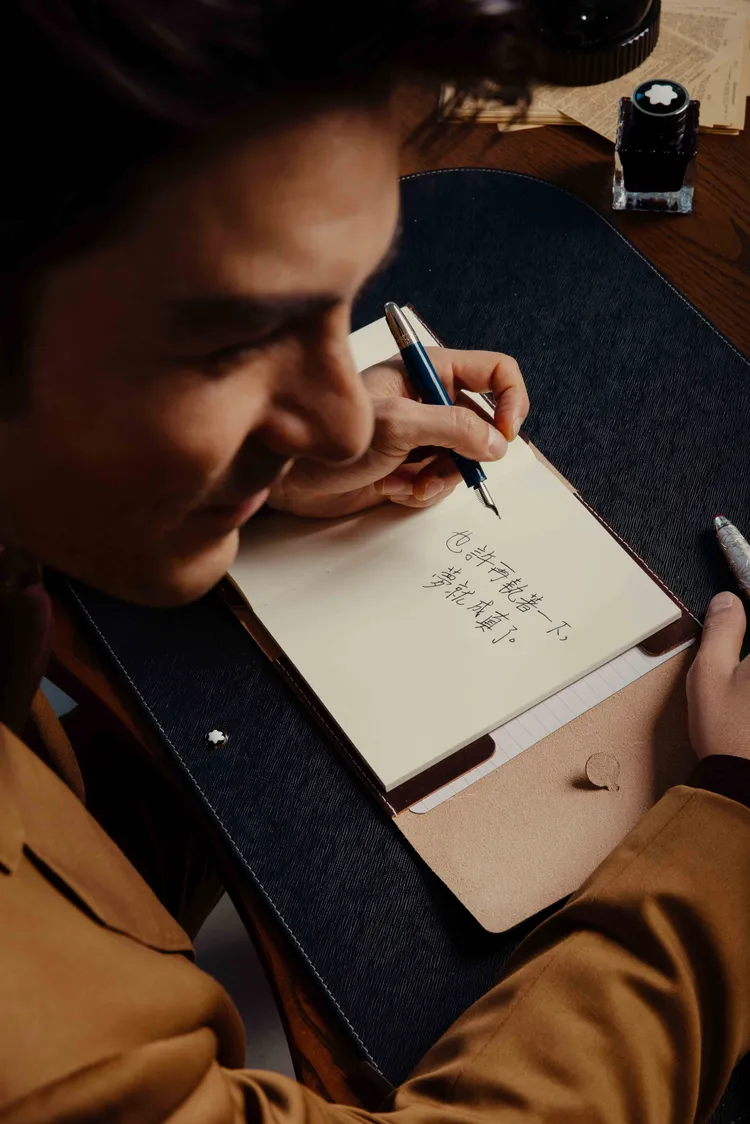 他以中文寫下「也許再執著一下，夢就成真了」。品牌提供