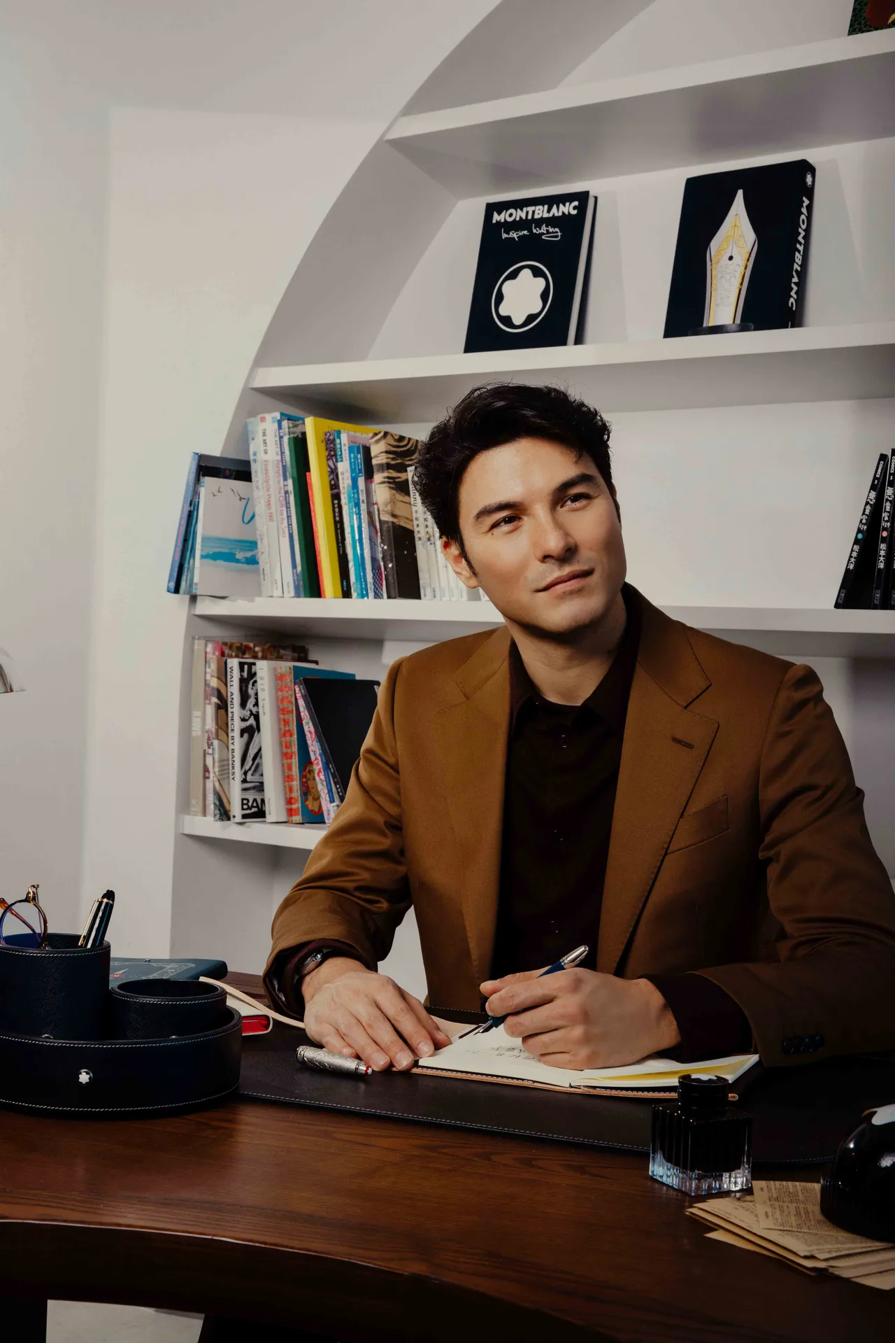 鳳小岳在萬寶龍打造的「莎士比亞書房」提筆書寫。品牌提供