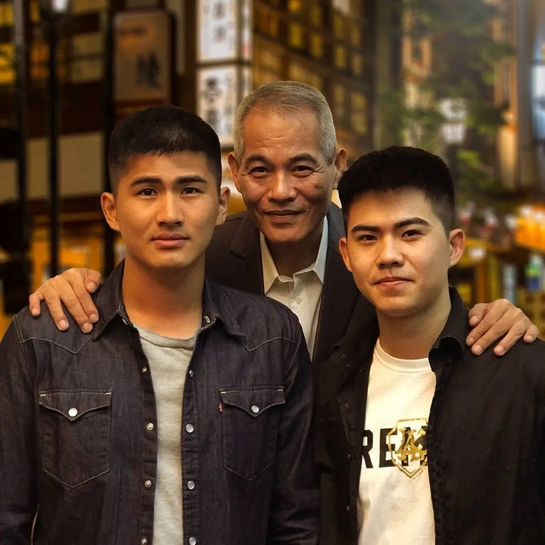 王豪水晶事業漸漸轉交給2個兒子做。翻攝王豪購物網FB