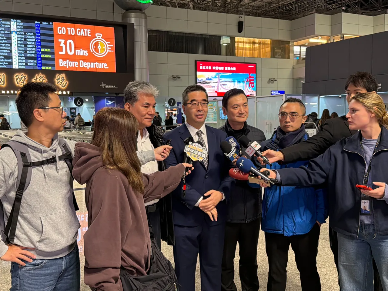 國民黨副主席蕭旭岑今天偕同國政基金會副董事長李鴻源與40名專家學者，率團前往北京出席雙方智庫舉辦的「兩岸交流合作前瞻論壇」。國民黨提供