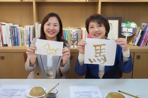 黑糖畫馬迎新春！范雲與陳品安除夕話師生情　祝苗栗馬年「品」安